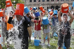 Акция Ice Bucket Challenge.