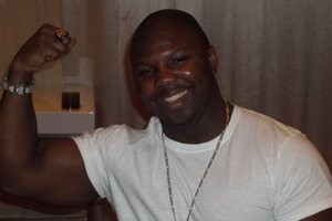 Томас укрепил себя в покере деньгами должников